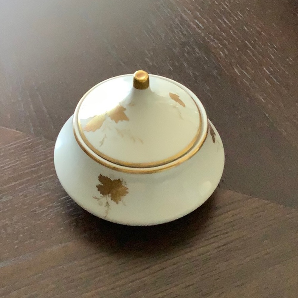 Porcelain decoration piece in white with beautiful gold flowers.